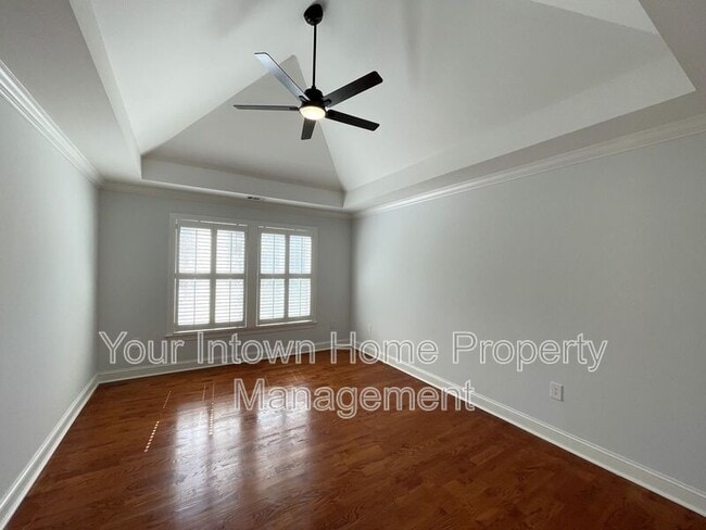 Building Photo - 652 Irwin St NE