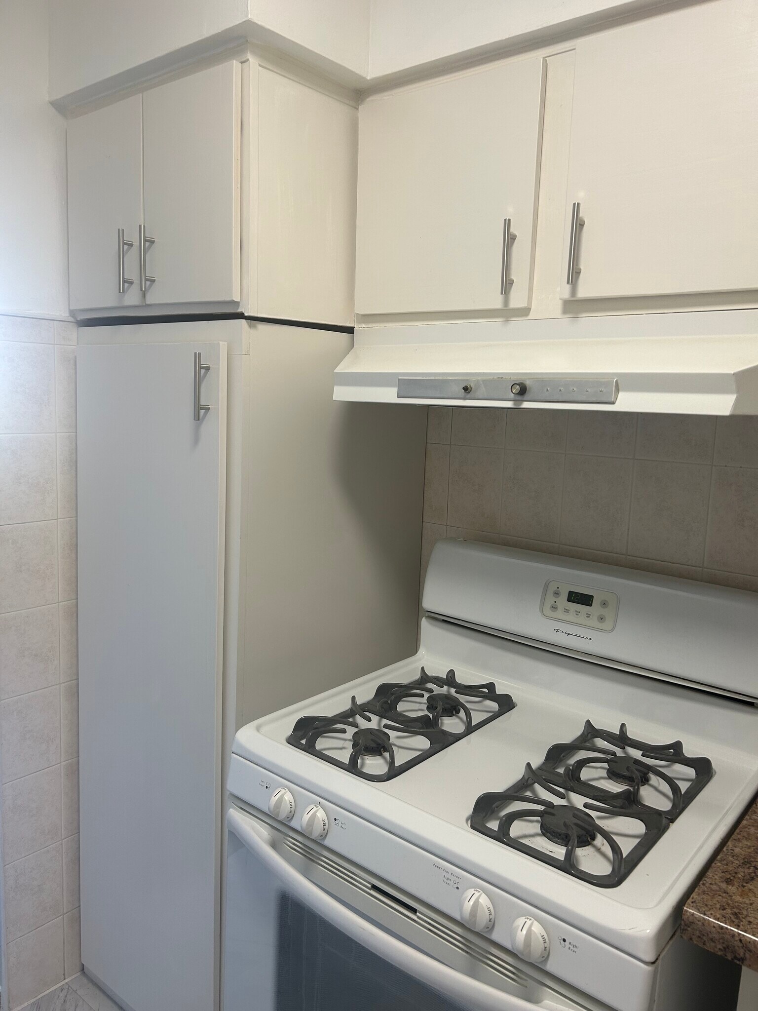 Kitchen - 1415 W Pratt Blvd