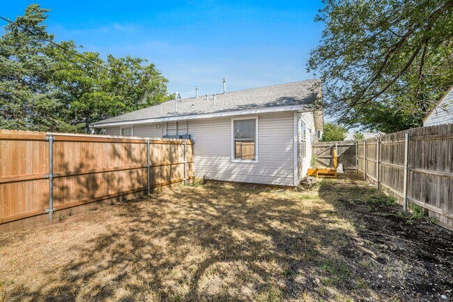 Building Photo - 4215 SW 11th Ave