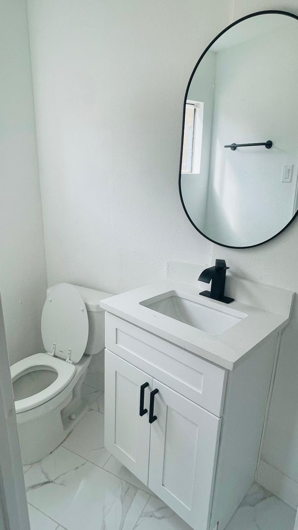 Building Photo - 413 N Live Oak St