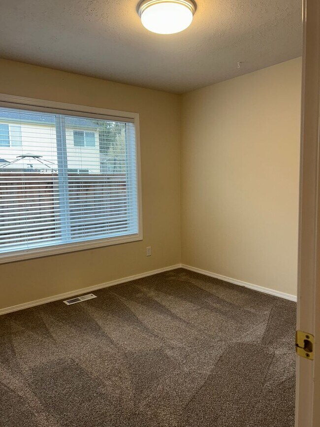 Building Photo - Beautiful Three Bedroom in Keizer