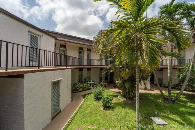 Building Photo - 203 W Greenway Dr