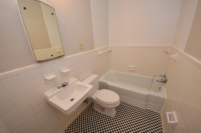 Building Photo - 4 Bedroom, 2 Bathrooms Near UOM and Highland