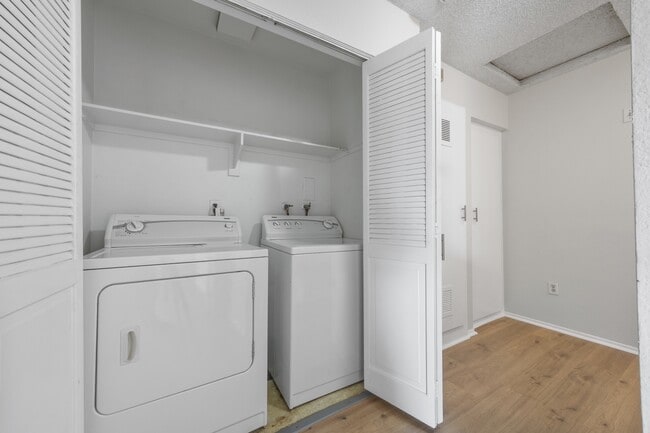 Building Photo - 515 W Gardena Blvd