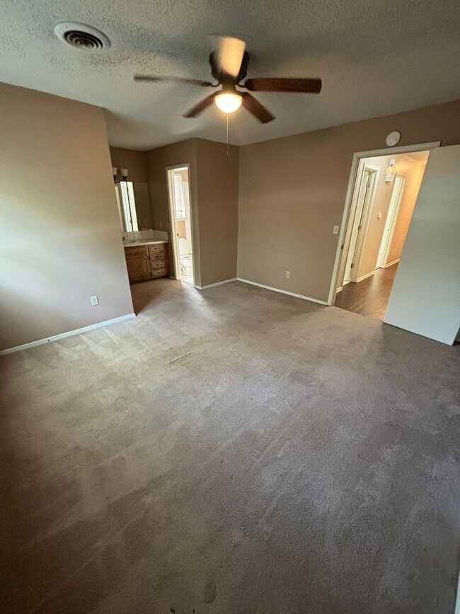 Building Photo - 3203 Cherokee Dr