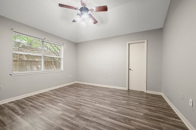 Building Photo - 692 John Henry Dr