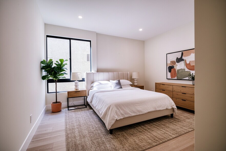 Building Photo - 13920 Moorpark St