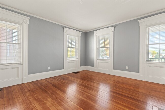 Building Photo - 70 School St