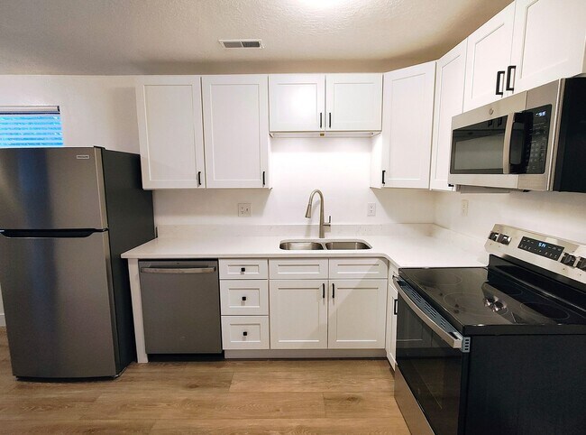 Building Photo - EARLY BIRD MOVE IN SPECIAL - LAST MONTH'S RENT FREE