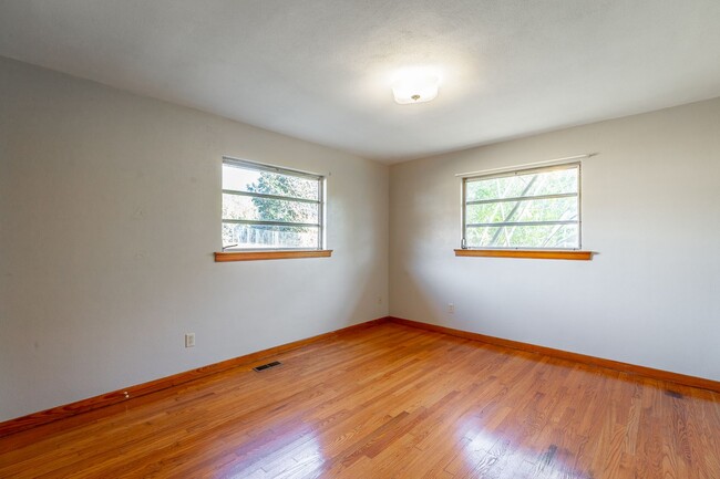 Building Photo - 2 bedroom, 1 bath unit in the heart of Eas...