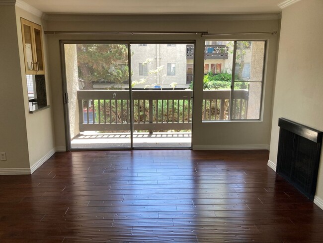 Building Photo - Spacious updated 2bd 2ba condo in Culver City