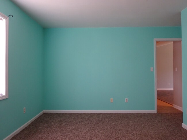 Building Photo - A cutie pie of a home!