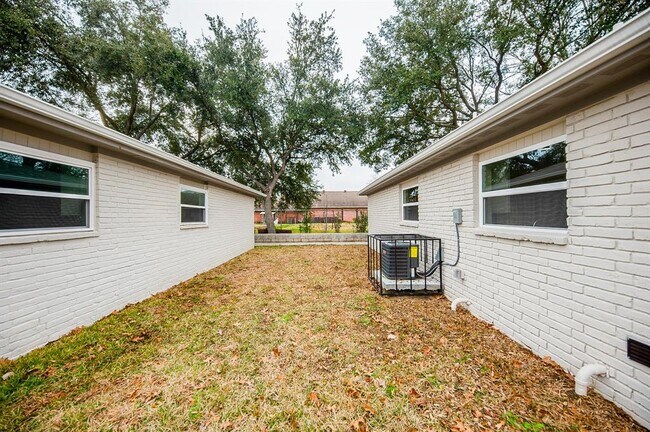 Building Photo - 5042 Mallow St