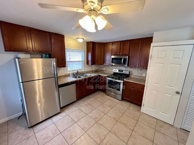 Building Photo - 1015 Commodore Dr