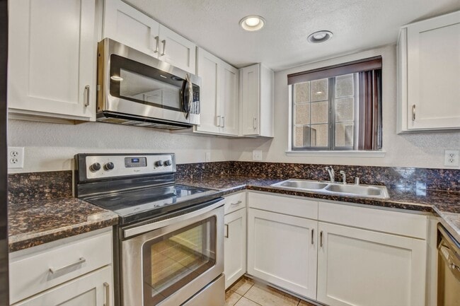 Building Photo - Upgraded 2 bedroom 2 bath upstairs condo