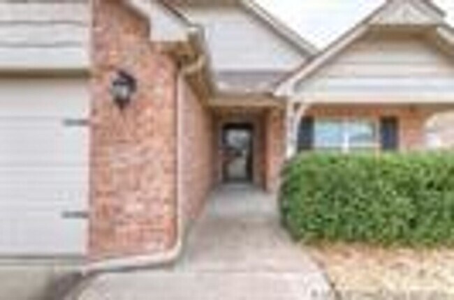 Building Photo - Well maintained home in a great location w...