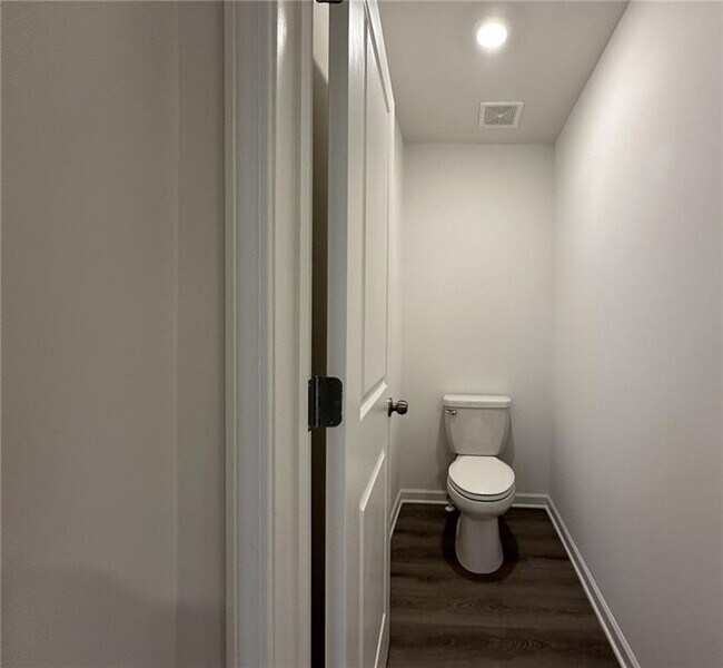 Building Photo - 472 Madison Lakeview Dr