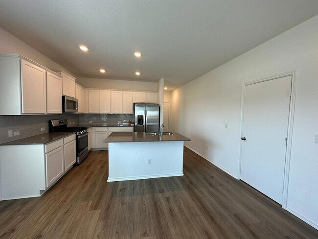 Building Photo - 425 Salt Springs Rd