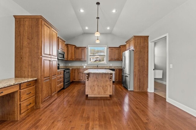 Building Photo - BEAUTIFUL Neighborhood Home!