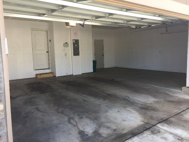 Building Photo - 805 Lakebrook Ct