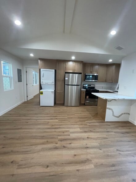 Building Photo - 1346 W 37th St