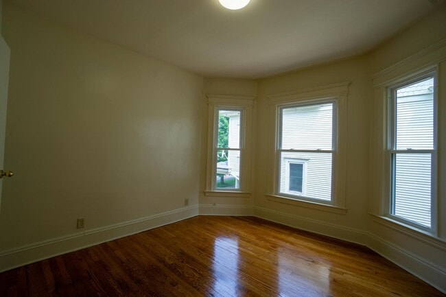 Building Photo - 833 Sumner Ave