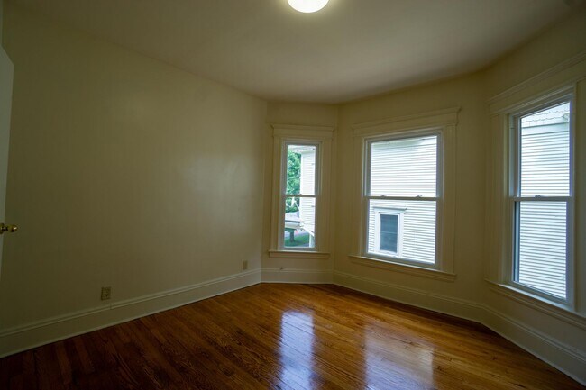 Building Photo - Newly Renovated 3 Bedroom -3 Blocks From C...