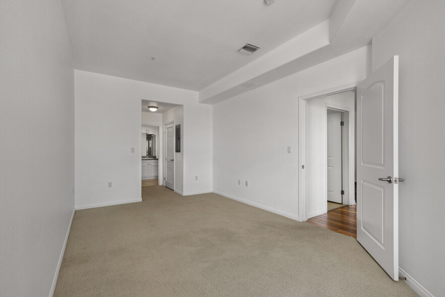 Building Photo - 3750 Santa Rosalia Dr