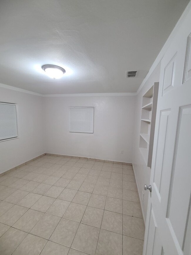 Building Photo - BRAND NEW RENOVATION! Spacious 5-Bed/2-Bat...