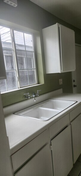 Sink - 5829 1/2 Cimarron St