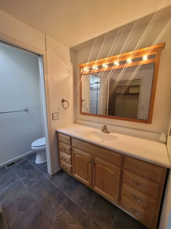 Building Photo - Kent 4 bedroom plus Den and 3 bathrooms & ...