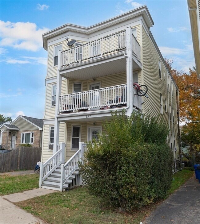 Building Photo - 157 River St