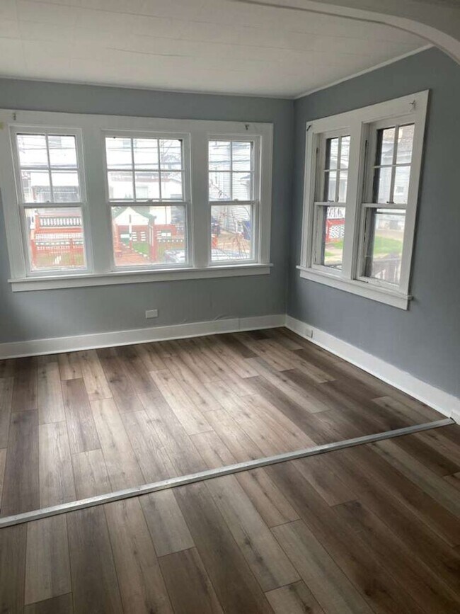 Building Photo - 3540 W 61st St