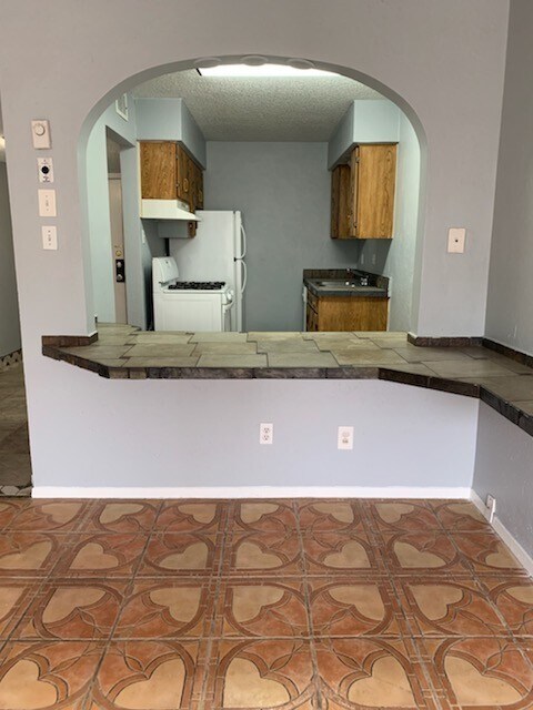 Building Photo - Afforadable 1 Bedroom Condo- Ready for new...