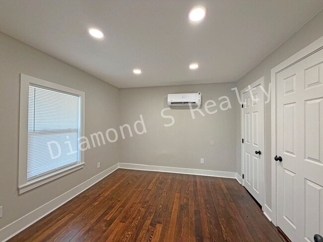 Building Photo - **Stunning Renovated 1-Bed Home Now Available**