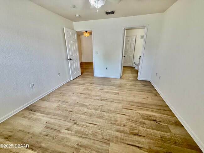 Building Photo - 940 Village Trail