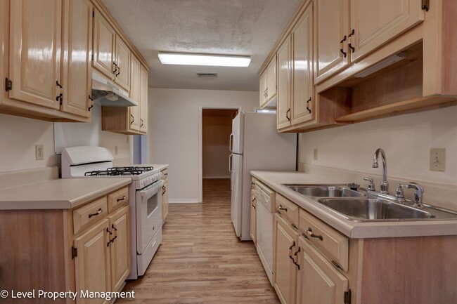Building Photo - Spanish Fort Duplex Side B 2/1 with Bonus Room