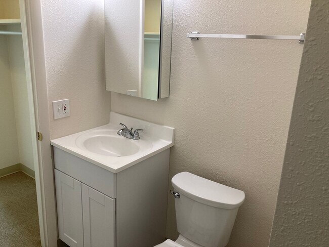 Building Photo - BEAUTIFUL 3-BR, 2-BA Condo with Everything Completely Remodeled! Everything Brand New! Views of O...