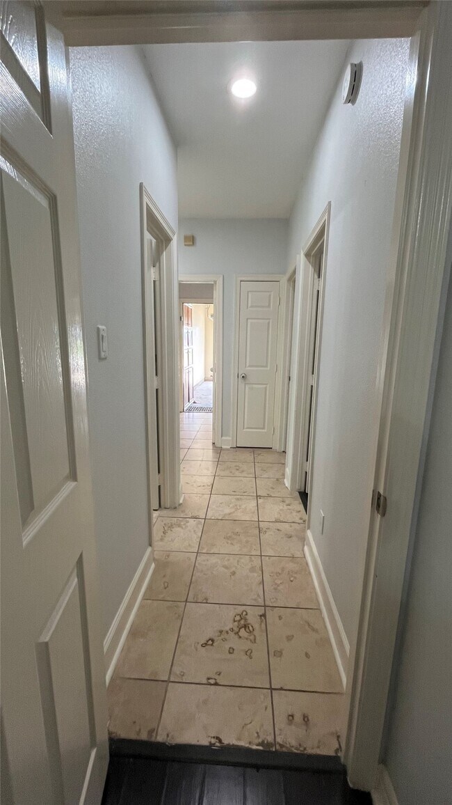 Building Photo - 2402 Raintree Village Dr