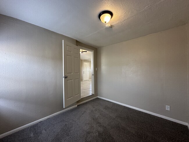 Building Photo - 1340 S Kirby St