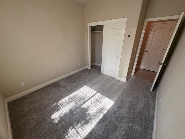 Building Photo - 3 bedroom, 2 bathroom home for rent in Southeast Visalia
