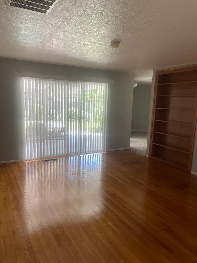 Building Photo - 1004 Wellington Dr