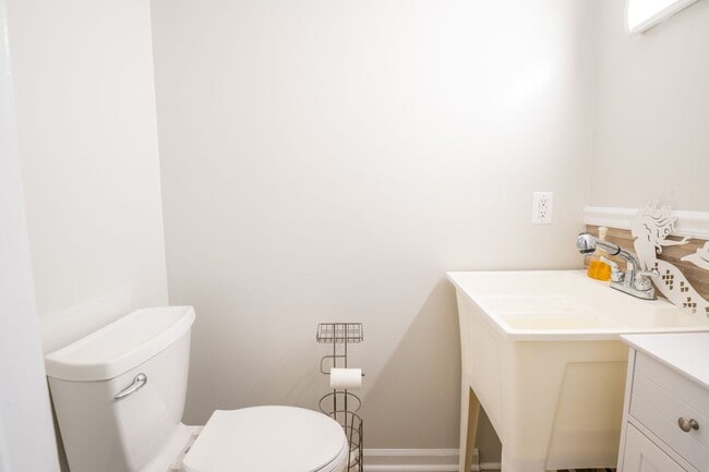 Building Photo - COZY AND FURNISHED OFF-SEAON MONTHLY RENTAL