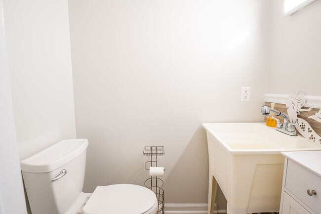 Building Photo - COZY,  FURNISHED OFF-SEAON MONTHLY RENTAL