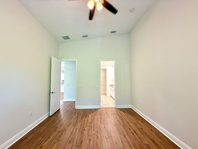Building Photo - Gorgeous, Modern 2/2 Duplex in Orange City!