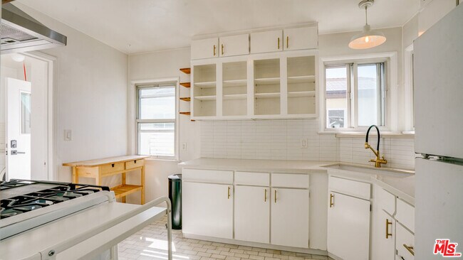 Building Photo - 6632 W 87th St