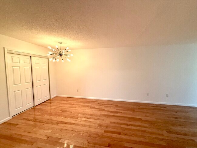 Building Photo - 495 Vincelette St