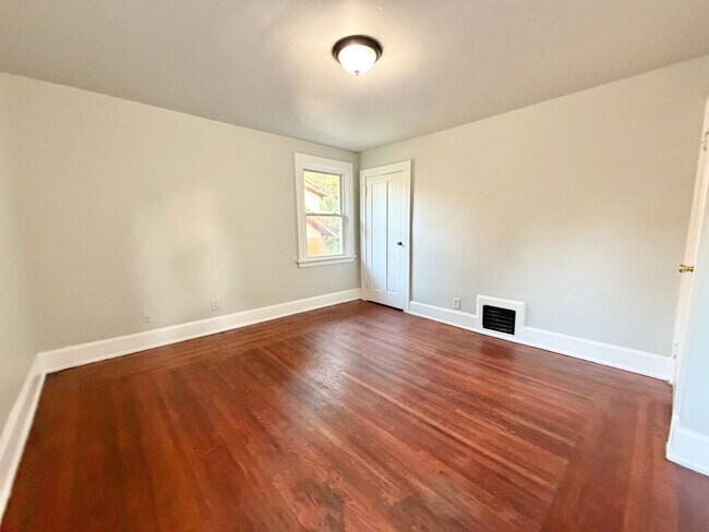 Building Photo - Great 3 bed home in Bond Hill!!