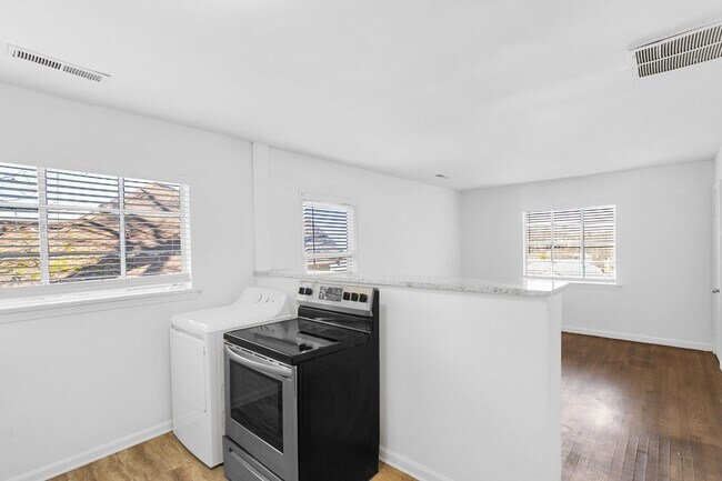 Building Photo - Gean Rise - 1 Bedroom / 1 Bathroom with Balcony/Porch