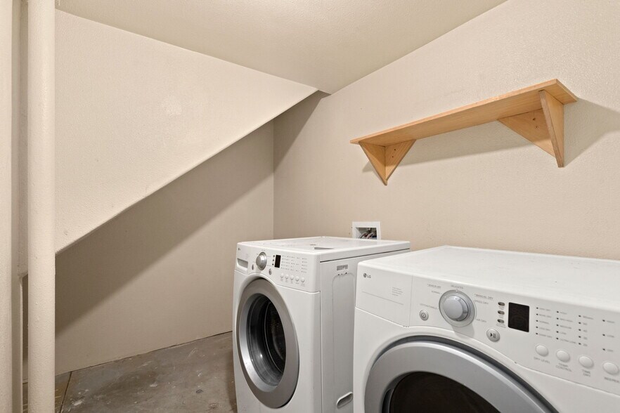 Building Photo - 3761 Mt Flora St